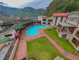 巴尼奥斯桑盖Spa酒店的享有带游泳池的度假村的空中景致