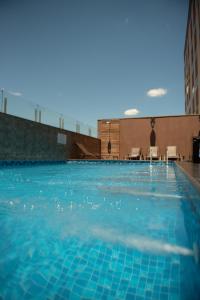 里奥克拉鲁Bristol Infinity Rio Claro的蓝色海水大型游泳池