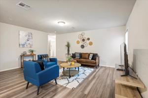 圣安东尼奥Pelican Crossing的客厅配有蓝色的沙发和桌子