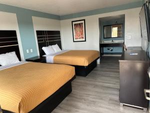 弗雷斯诺Siesta Inn的酒店客房设有两张床和盥洗盆