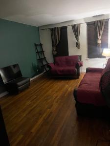 HollisComfy apartment的客厅配有沙发和椅子