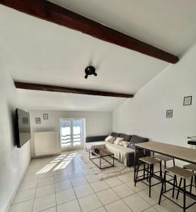 布隆Spacieux & Charmant 2 chambres - Lyon Bron Eurexpo的客厅配有沙发和桌子