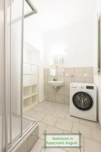 维也纳7brunnen Hostel & Guest House的一间带洗衣机和水槽的浴室