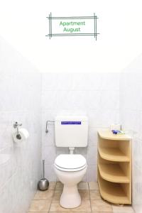 维也纳7brunnen Hostel & Guest House的浴室设有卫生间,标有阅读Apartmentarius的标志。