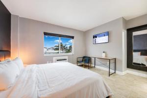 迈阿密海滩Starlite Hotel的卧室设有一张白色大床和一扇窗户。