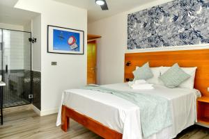 蓬塔卡纳Honky Tonk Punta Cana的一间卧室配有一张床和淋浴