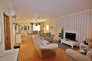 维拉摩拉Da Praia Apartment - Pool & Tenis的客厅配有两张沙发和一台电视