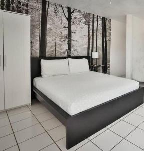 迈阿密Krymwood Flats Wynwood - By RocketStay的树木繁茂的客房内设有一张大床的卧室