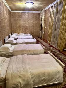 撒马尔罕Aisha Guest House的一间设有一排床垫的房间