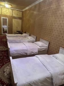 Aisha Guest House客房内的一张或多张床位
