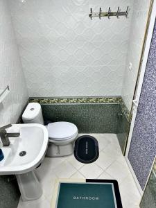撒马尔罕Aisha Guest House的一间带卫生间和水槽的浴室