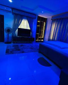莱基Sammy's Place的蓝色的客房设有床和窗户。