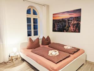 塞布尼茨Urlaubsmagie - Helle Wohnung mit Sauna & Pool & Whirlpool - F1的一间卧室设有两张床和窗户。