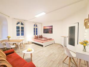 塞布尼茨Urlaubsmagie - Helle Wohnung mit Sauna & Pool & Whirlpool - F1的客厅配有床和桌子