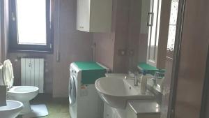 罗马LAZZARONI HOUSE GARDEN的一间带两个盥洗盆和卫生间的浴室