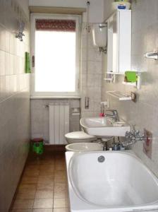 罗马LAZZARONI HOUSE GARDEN的浴室配有2个卫生间、浴缸和水槽