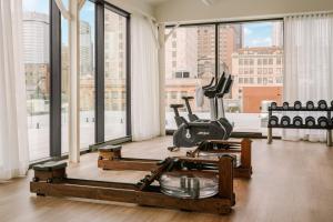 蒙特利尔Sonder Apollon的客房设有带跑步机和大窗户的健身房。