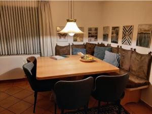 温特贝格Villa SKYLO的餐桌,椅子和一碗水果