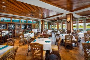 退休小镇水滨旅馆的用餐室设有桌椅和窗户。