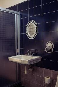 小米内拉尔Cabañas- Casas España的一间带水槽和镜子的浴室