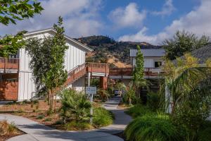 卡利斯托加Calistoga Motor Lodge and Spa, a JdV by Hyatt Hotel的一座山底建筑