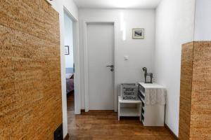 普拉达casa Battilana Li Curt - Poschiavo的白色的走廊,设有桌子和门