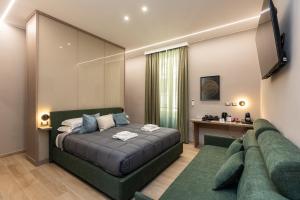 罗马IRON Luxury Rooms的一间卧室配有一张床和一个沙发