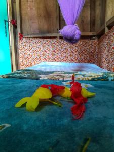 White SandsCastle Tree House And Bungalow的躺在床上的三只玩具动物