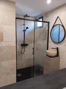 拉西约塔Chalet détente proche plage的带淋浴、水槽和镜子的浴室