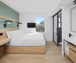 纽约河畔阁酒店的一间卧室设有床、窗户和水槽