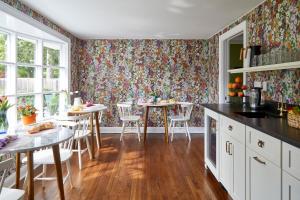 KentThe Kent Collection的厨房配有花卉图案的壁纸和桌椅
