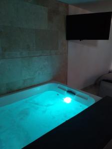 拉西约塔Chalet détente proche plage的客房内的蓝色浴缸