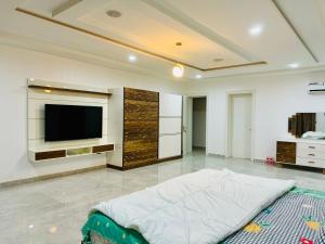 阿布贾Luxury Villa within Abuja Sanctuary的客厅配有平面电视和1张床。