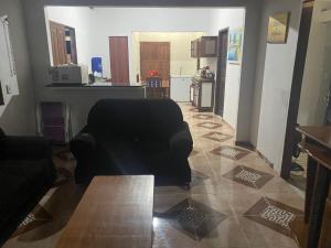 MarapanimCasa marudá的带沙发的客厅和厨房