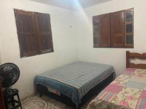 MarapanimCasa marudá的一间小卧室,配有床和窗户