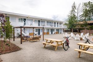 彭蒂克顿Kettle Valley Beach Resort的前面设有野餐桌椅的建筑