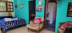 海岸城Casa en Ciudad de la Costa ideal para descanso的一间卧室配有一张床、一把椅子和一张床