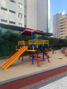 福塔莱萨Apartamento Porto de Iracema的城市里一个带五颜六色游戏设备的游乐场