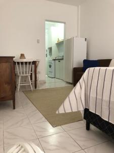 桑托斯Apto Praia的厨房以及带冰箱的起居室。
