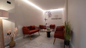 贝尼多姆巴厘大酒店的一间设有红色椅子和墙上标志的等候室