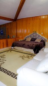 小米内拉尔Cabañas- Casas España的卧室配有木墙内的一张床