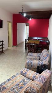 科尔多瓦Hostel Argentina的带沙发和桌子的客厅以及用餐室
