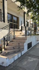 科尔多瓦Hostel Argentina的大楼前的楼梯