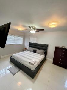 迈阿密Modern Miami Oversized 3 Bedroom in Central Location的一间卧室配有一张床和吊扇