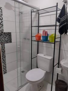 因达亚图巴Casinha Charmosa & Rústica的白色的浴室设有卫生间和淋浴。
