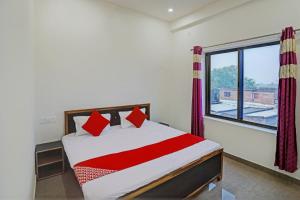 瓦拉纳西OYO Flagship Hotel Bhardwaj的一间卧室设有一张床和一个大窗户
