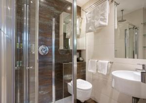 伦敦太空公寓的带淋浴、卫生间和盥洗盆的浴室