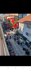 伊斯坦布尔Kadıköy Holiday Home的街道上商品市场的景象