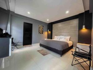 莱蒂西亚Rio Hotel lagos的一间卧室配有一张大床和电视