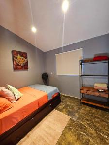 帕里塔Casa Cariad ,Home away from home by Playa Bejuco的卧室配有一张床和墙上的黑板